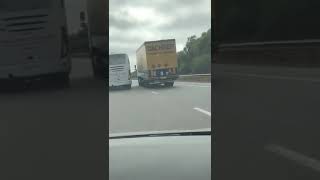 سائق شاحنة يريد قلب حافلة في طريق السيار المغربية بسرعة جنونية