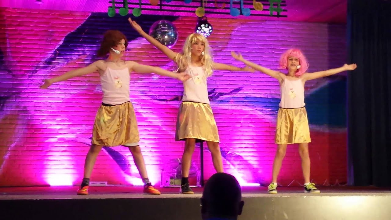 Tim tijdens revue Op gen Hei 2015. K3 act.