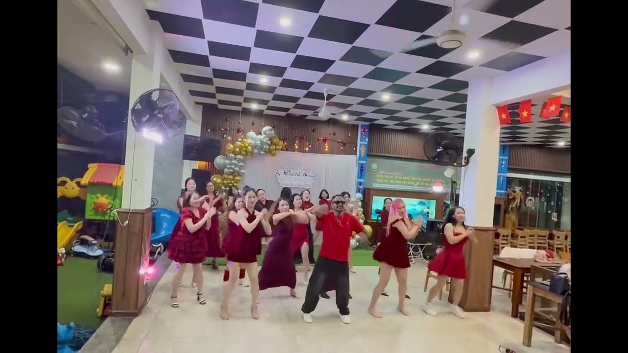 Cái giày cao gót cái gót nó yếu, hởm dám nhảy luôn á, phải bỏ giày ra mới theo kịp với tốc độ nhảy