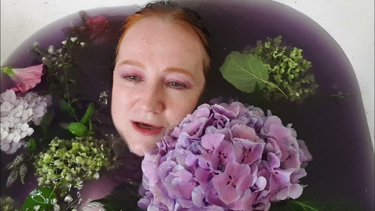 Нежных ярких цветов нетронутых как дитя. Нежный яркий цветок нетронутый как дитя.