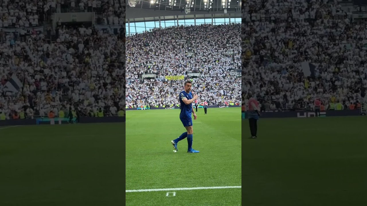 Seamus Coleman says his final Everton farewell to the travelling Toffees.💙