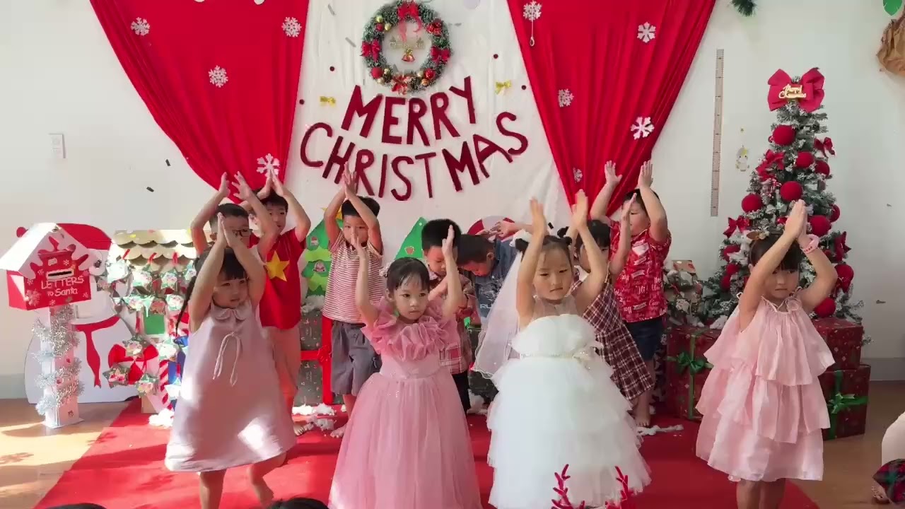 Milk Gia Hân diễn văn nghệ Giáng Sinh 2025