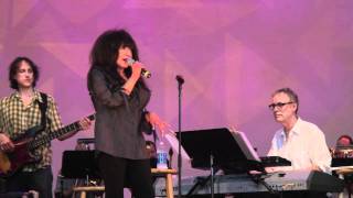 Ronnie Spector - Walking in the Rain