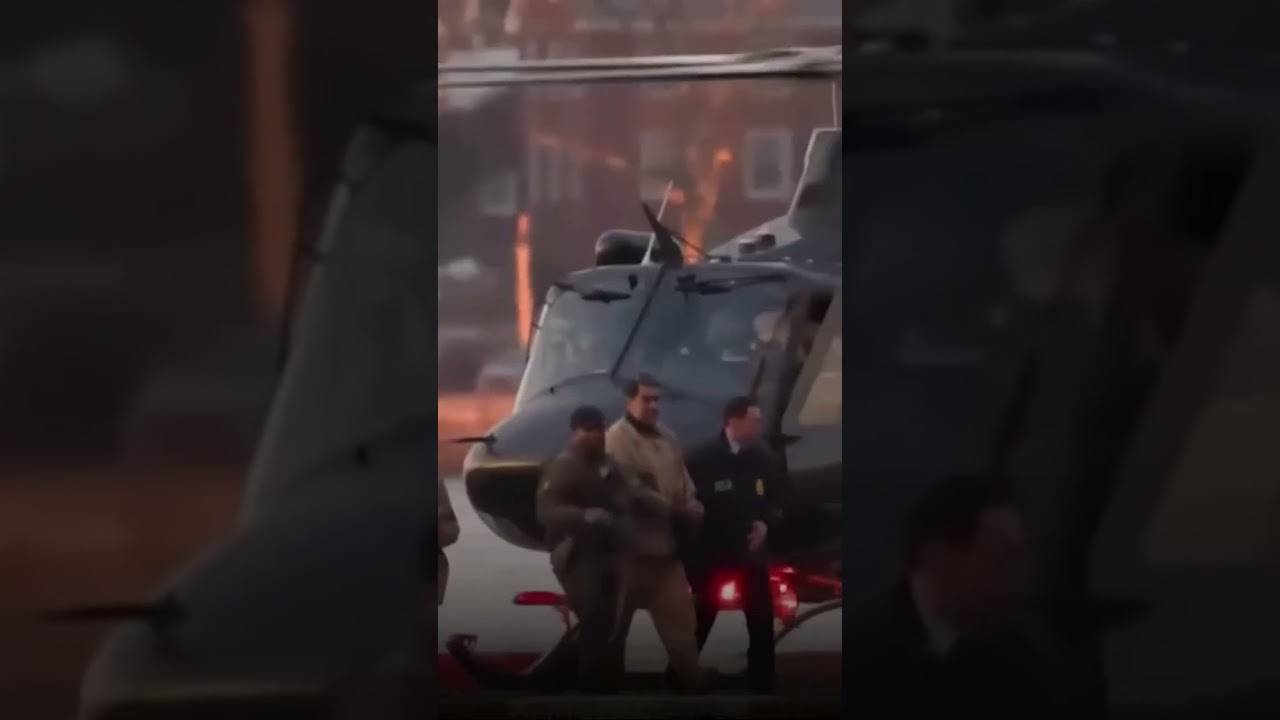 Nicolás Maduro camina esposado rumbo a la corte de Nueva York | 24 Horas TVN Chile