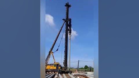 Những đoạn cọc 15 mét lao rất nhanh