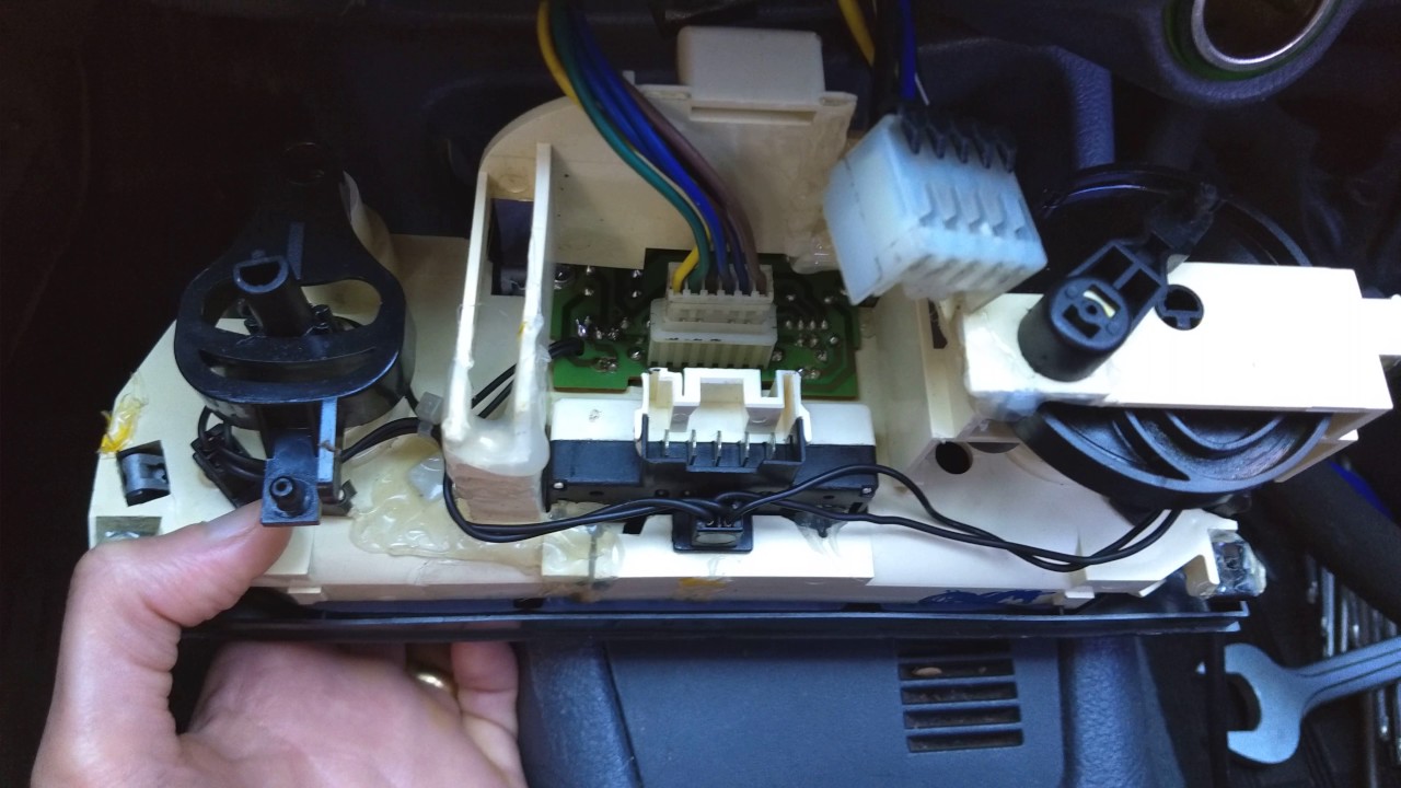 Desmontando painel do Palio G1 e colocando led de alto brilho - Parte 01