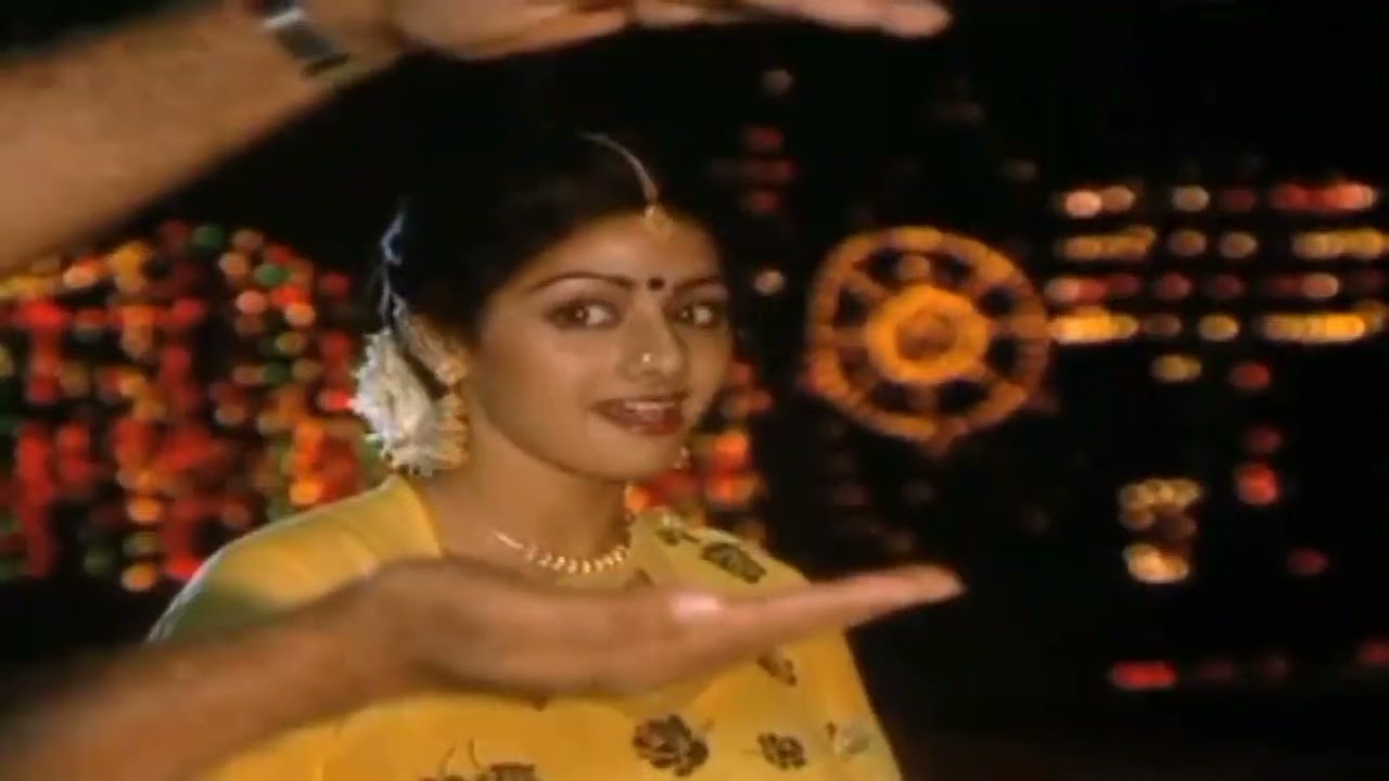     Ravivarman yezhuthatha Kalaiyo   Sridevi  Sobhan Babu