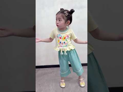 應該沒人看見吧 #萌娃跳舞 #騙你生女兒 #愛跳舞的小姑娘 #真實生活記錄 thumbnail