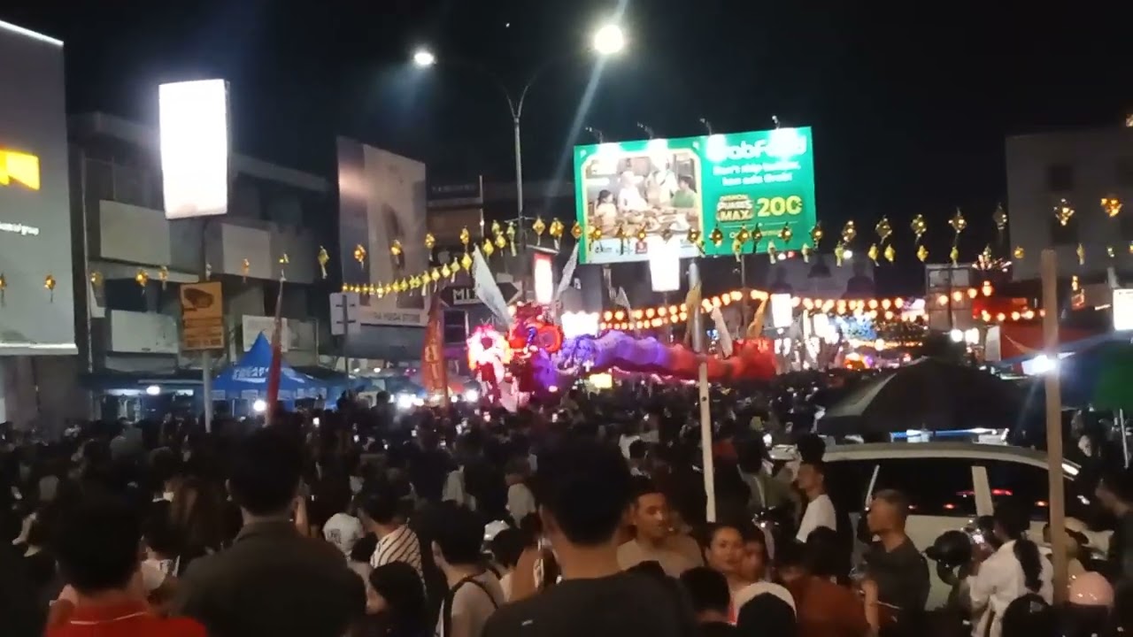Acara perayaan festival cap go meh atraksi naga di gajah Mada Pontianak 