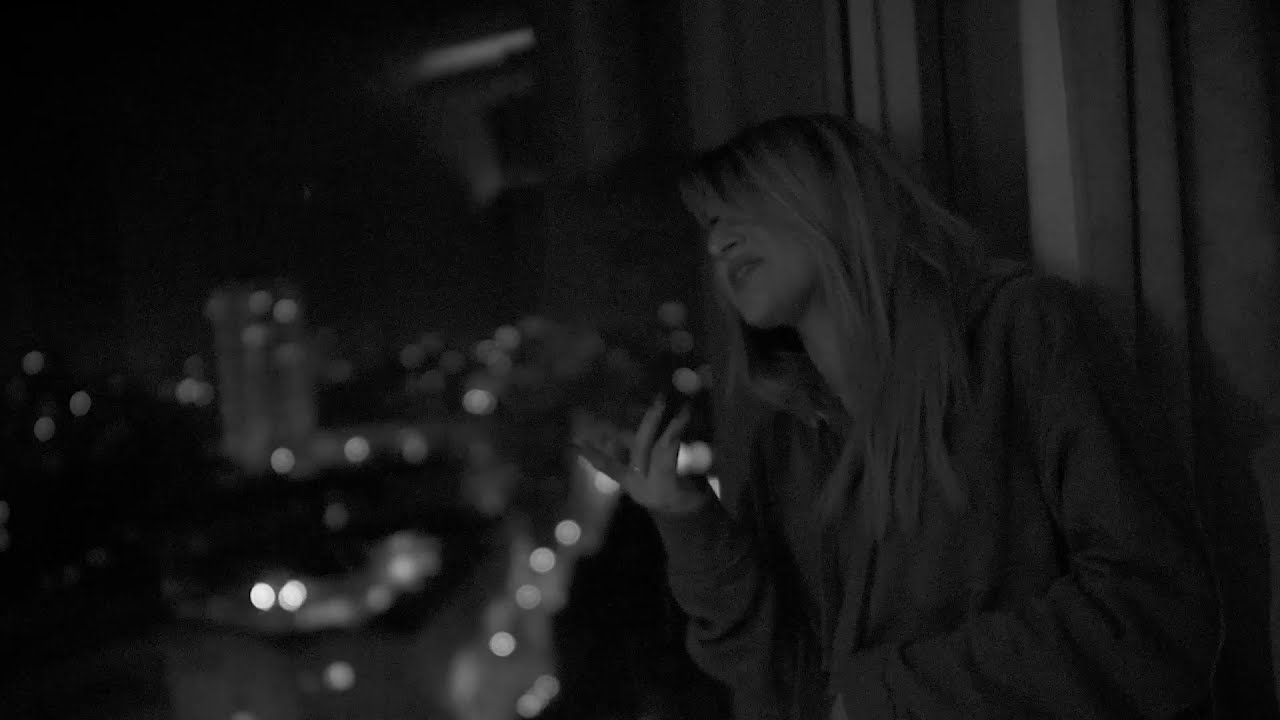 Crystal Oshana - Alone (Official Music Video) auf YouTube ansehen Crystal Oshana - Alone (Official Music Video) auf YouTube ansehen