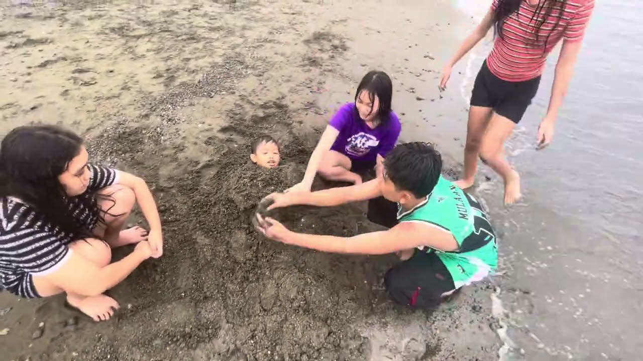 Sansan is covered with sand, haha⛱️