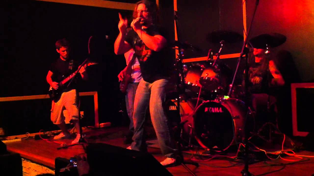 YouTube पर Midnite Hellion - Cross the Line @ Kearny, NJ 9/22/11 देखें YouTube पर Midnite Hellion - Cross the Line @ Kearny, NJ 9/22/11 देखें