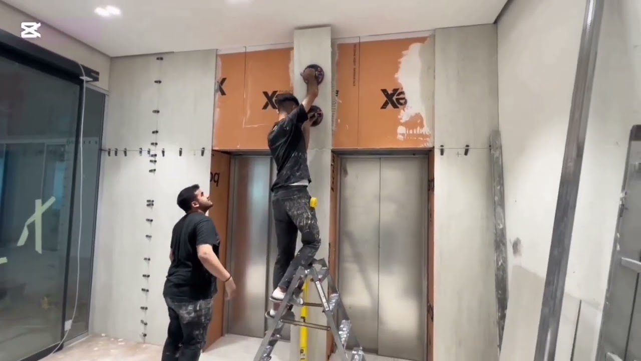 Фарфоровая керамическая облицовка вокруг лифта.