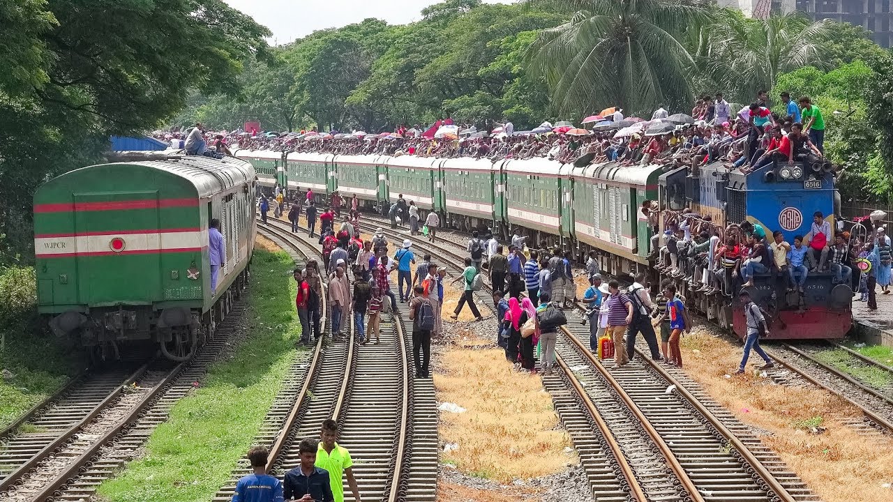 Dhumketu Express Rajshahi to Dhaka arriving at Dhaka Biman Bandar Railway Station
