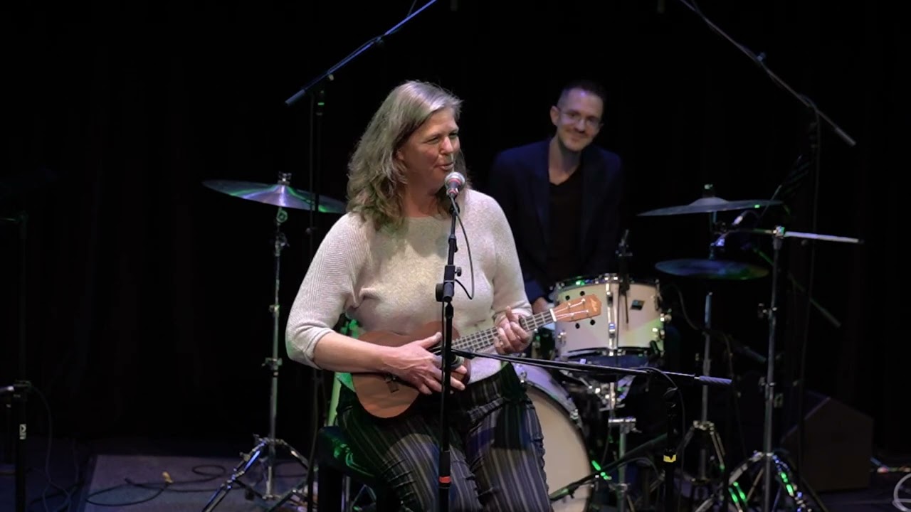 Lisa Cartwright Performs 'Angel From Montgomery'