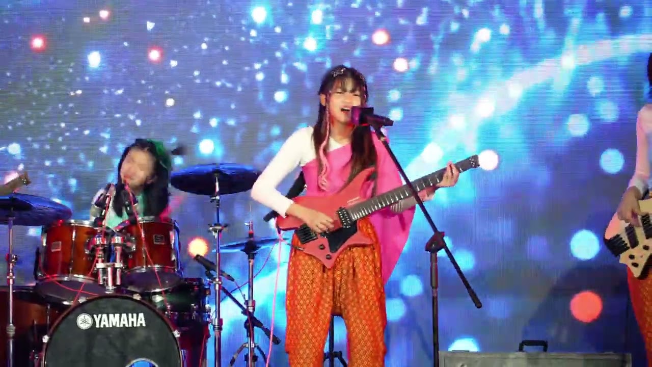 เป็นวงผู้หญิงที่เล่น สนุก มันส์มาก ๆวง zister's_bandเพลง เหนื่อยไหมหัวใจโชว์วันลอยกระทง @siam square