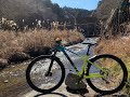 川の流れる林道をマウンテンバイクで走る動画