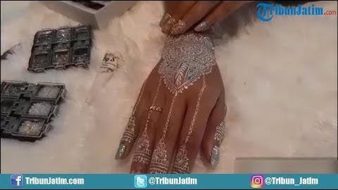 Salmah Alhaddad, Mahasiswi UPN Veteran Jatim yang Raup Jutaan Rupiah dari Seni Henna