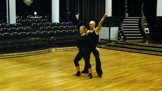 Tina Thörner och Tobias Karlsson dansar disco. - Let’s Dance (TV4)