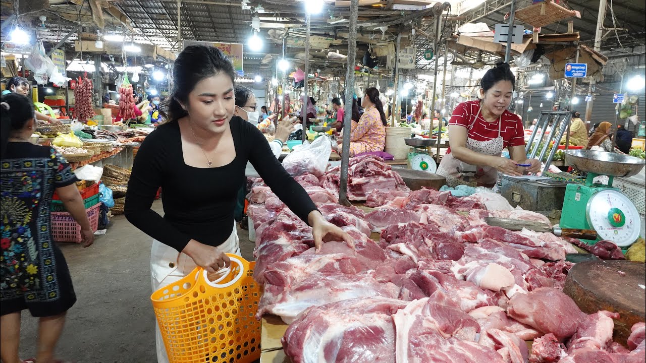 Market show, Yummy braised pork eat with pickled mustard green