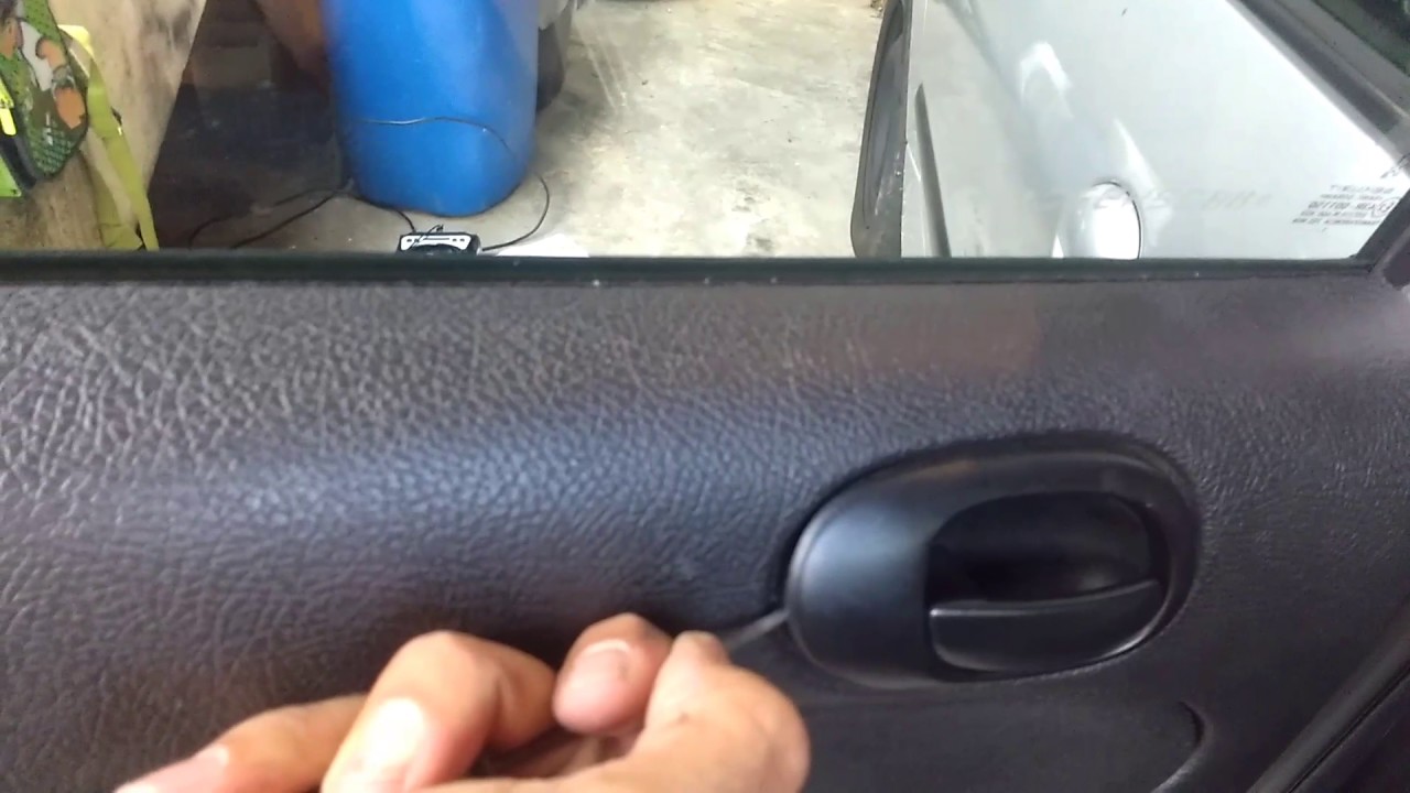 Como tirar o forro de porta do Peugeot 206