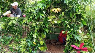 Solo camping membuat rumah kecil di pinggir sungai di iringi hujan gerimis