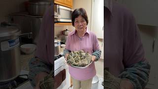 Making Zongzi 粽子 With Mama Lin