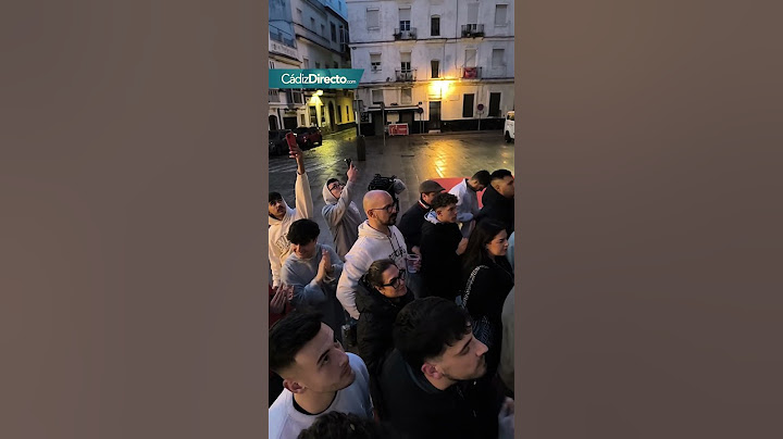 'Los Calaítas' canta su última cuarteta en las puertas del Falla para celebrar su primer premio