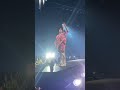 Capture de la vidéo Billie Eilish Catches Bra While Performing