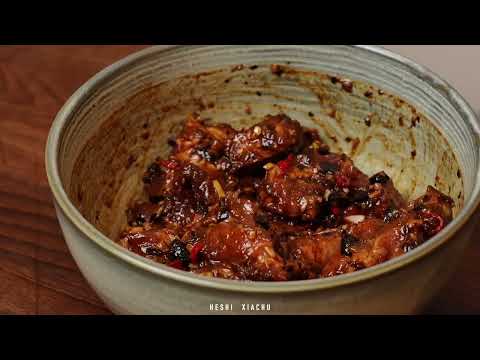 豉汁蒸排骨 | 家常粵菜、有手就會！ 豉汁蒸排骨： 1.排骨加入蒜末、薑末、洋蔥碎、小米辣圈、陳皮碎、豆豉、生抽、老抽、蠔油、魚露、XO醬抓勻；（陳皮溫水提前泡軟） 再依次加玉米澱粉、花生油