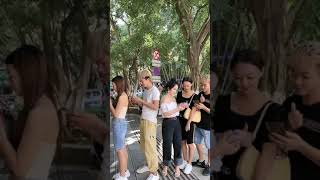 小伙子插队，接下来的一�...