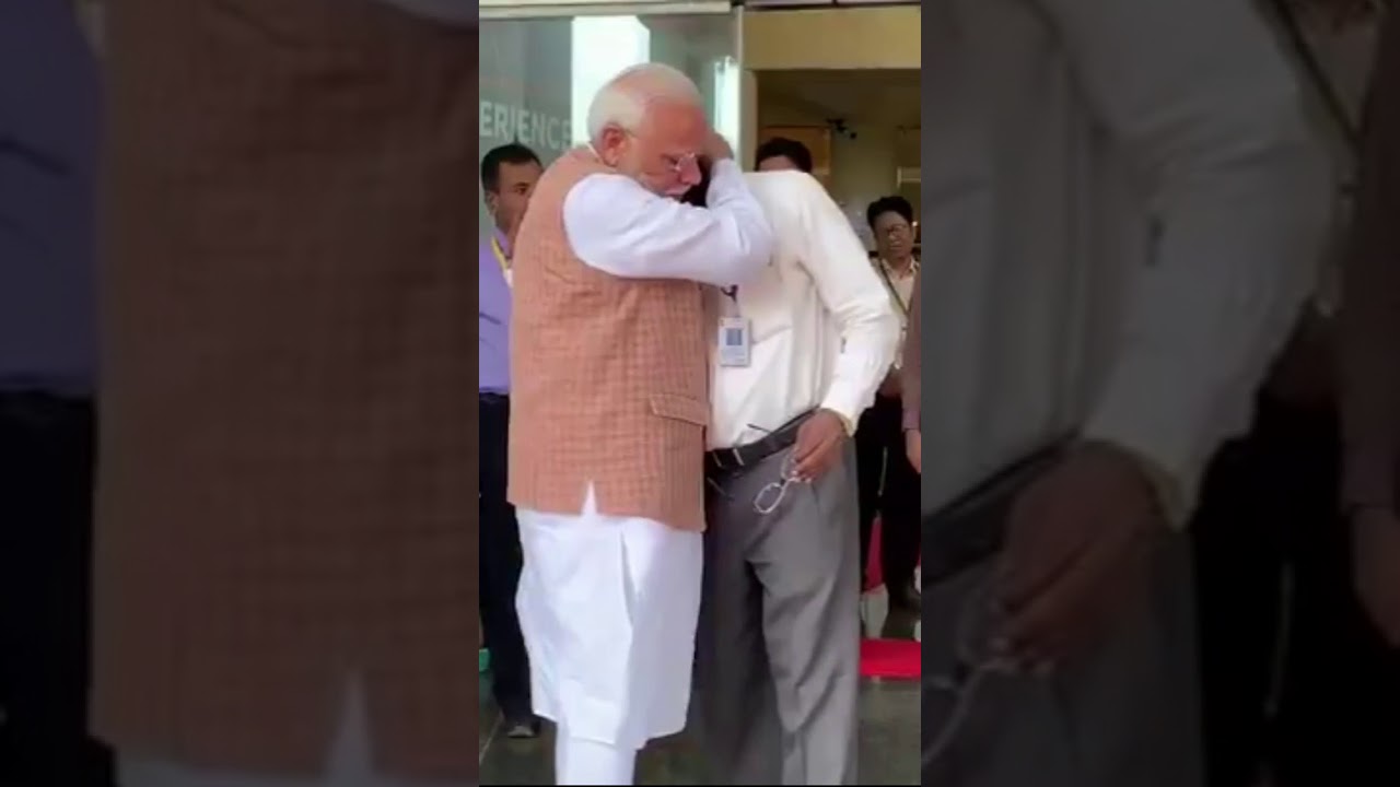 ISRO Chief  K. Sivan crying  with PM Narendra Modi after communication lost "