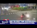 深夜行經閃燈路口　2車「未減速.禮讓」對撞噴飛｜TVBS新聞 @TVBSNEWS02