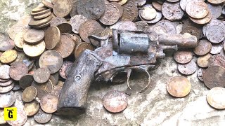 Magnet Fishing Jackpot - Bags Of Cash & Gun Found