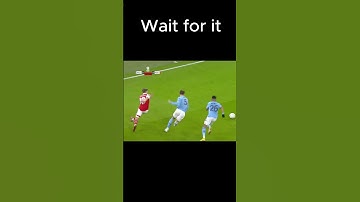 Player falls and farts on the pitch 💩