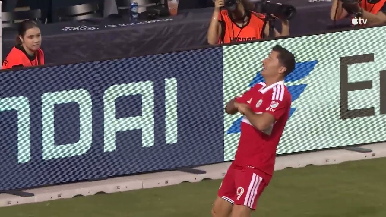 Robert Lewandowski OPENED IN THE SCORING in front of 60,000 for Chicago vs. Messi and Miami!