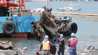 気仙沼湾沖で軽自動車4台引き揚げ　東日本大震災で流されたか　宮城