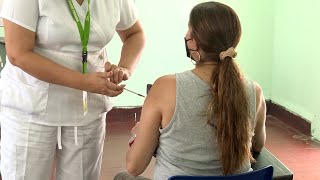 Ciudadanos acuden a recibir dosis de refuerzo de vacuna anticovid