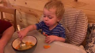 Ребёнок сам кушает суп ложкой