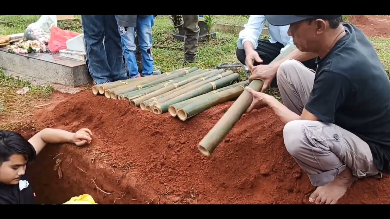 Prosesi Pemakaman Almarhumah Ibu. Desmawati