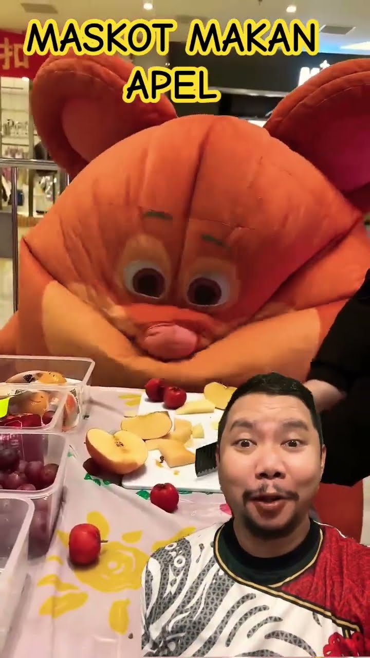 MASKOT LAGI DOYAN MAKAN APEL!!!?? #shortsfeed #funny #shortvideo #ngeshortsdulu #shorts