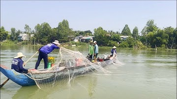 De familie van Ut verdient de kost met vissen met drielaagse netten op de Tien-rivier - Mekong-ri...