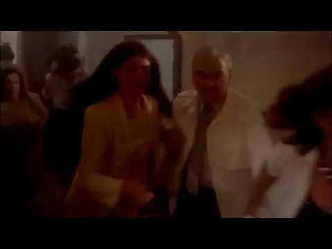 სად მიდის ეს ხალხი? აქეთ, სტუმრებო, ეს კარი საერთოდ არ იღება. აქეთ! - ცისფერი მთები