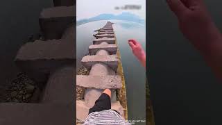 このバランスのトリックは不可能に見えます