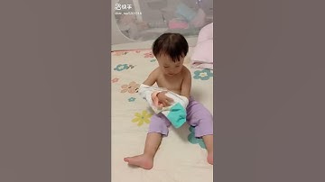 Em bé mặc quần áo giỏi quá