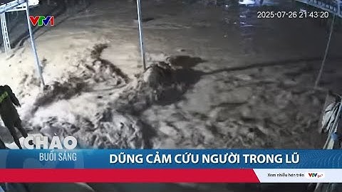 Dũng cảm lao mình xuống dòng nước lũ chảy xiết cứu người | VTV24