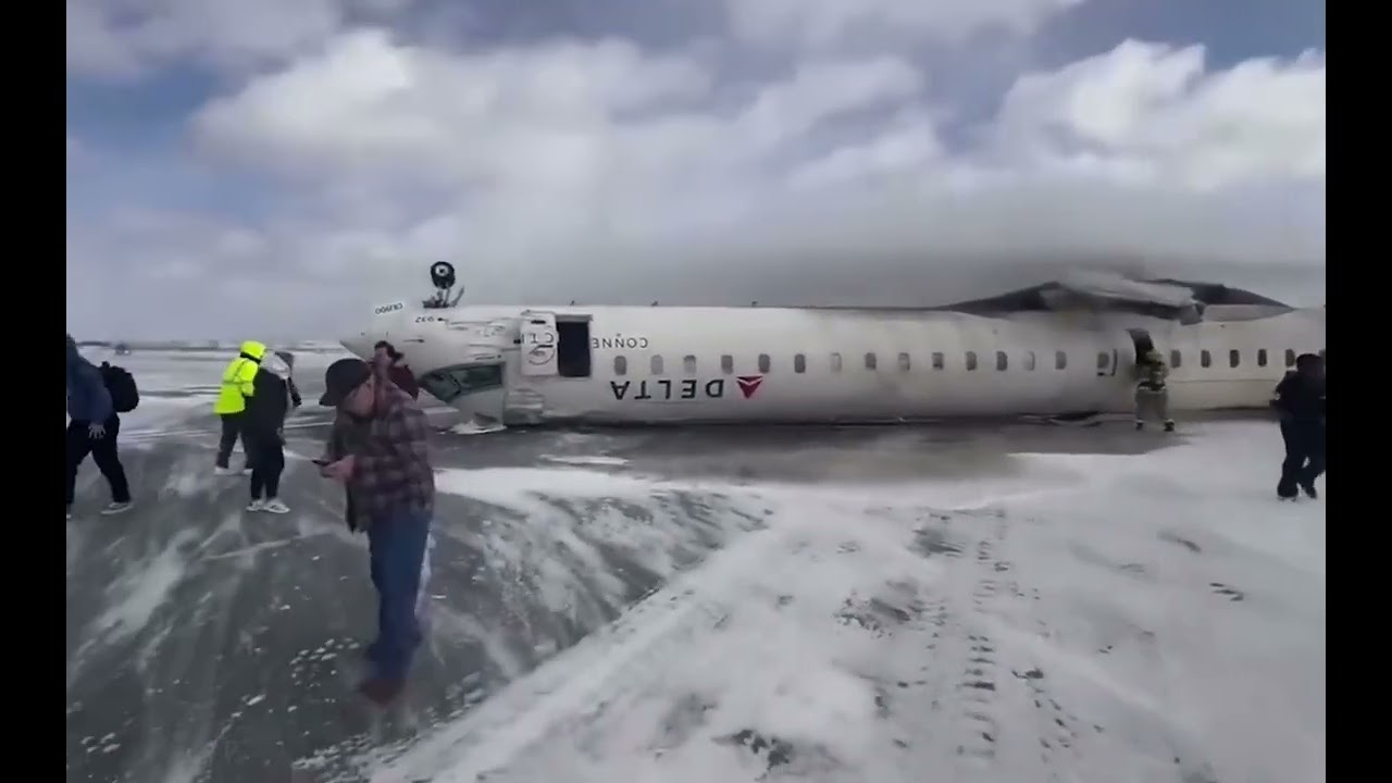Toronto Plane lands upside down (Free to use) (Raw footage) 