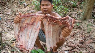 Wow! Roasted Big Cow&#39;s Rib with Khmer Ingredient In the Forest