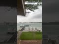 Un fuerte viento destruye un embarcadero y lanza muebles en Green Lake en Caledonia, Michigan