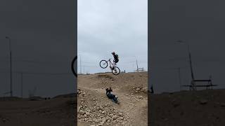 Primer video: barspin - segundo video: sui + barspin + caída 😅 #rideordie #dirtjump #trucos #caída